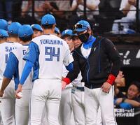 　ナインを迎える新庄監督（右）＝撮影・中島達哉