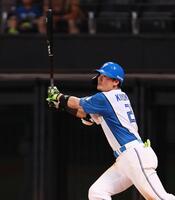 　５回、適時二塁打を放つ清宮幸（撮影・中島達哉）