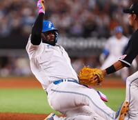 　３回、石井の安打で三塁へスライディングする一走・レイエス（撮影・中島達哉）