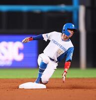 　１回、二塁盗塁を決める五十幡（撮影・中島達哉）