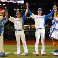 　記念撮影に応じる田宮（左）と福島（撮影・中島達哉）