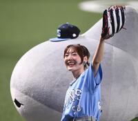 　ファンに手を振る花澤香菜（撮影・園田高夫）