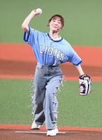 　セレモニアルピッチを行った花澤香菜（撮影・園田高夫）