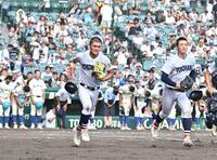 　勝利後、スタンドへ駆け出す阿部葉太（左）と横浜・奥村頼人（撮影・西田忠信）