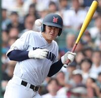 　６回、死球を受ける横浜・奥村頼人（撮影・中田匡峻）