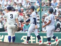 　６回、死球を受けて一塁へ向かう横浜・奥村頼人（中央）＝撮影・中田匡峻