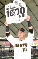 　通算１０００打点のボードを掲げる中田翔＝２２年８月