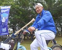 　自転車で引き揚げる中田翔＝２月