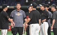 　原監督と話す中田翔＝２３年５月