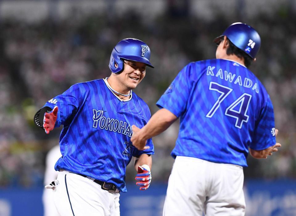 　６回、貴重な右越え３ランを放ち河田コーチ（右）と笑顔でタッチする筒香（撮影・園田高夫）