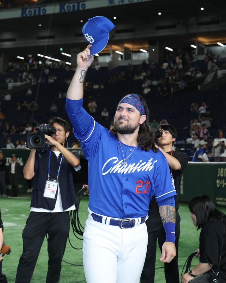 　声援に応えるチェイビス（撮影・金田祐二）