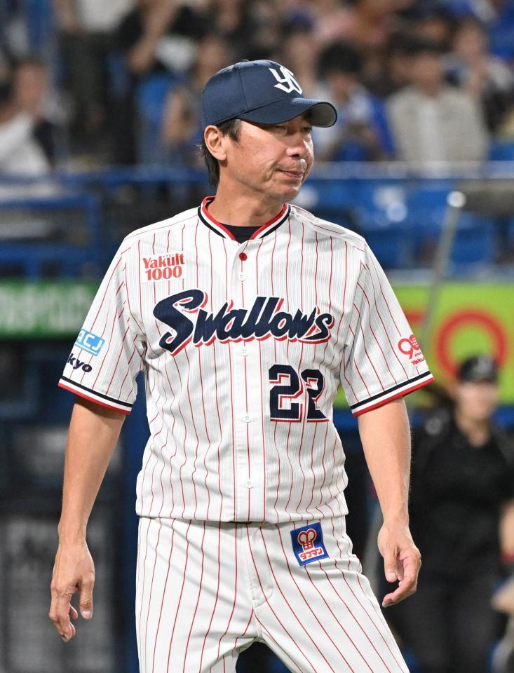 　５回裏終了、投手交代を告げる高津監督