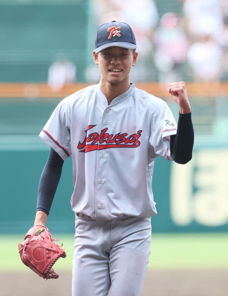 　試合に勝利しガッツポーズする京都国際・西村一毅（撮影・石井剣太郎）