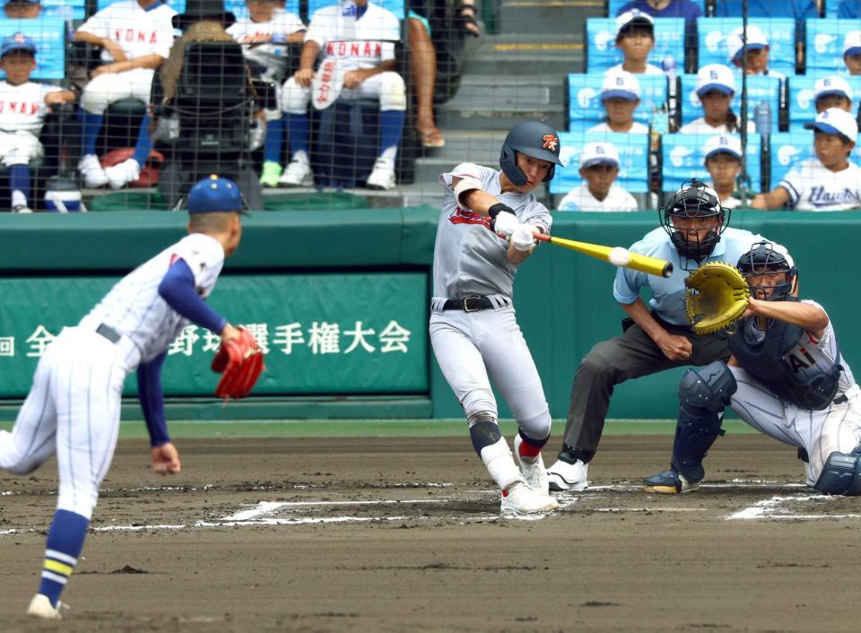 　６回、右前適時打を放つ京都国際・長谷川颯（撮影・山口登）