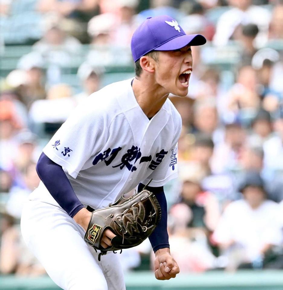 　５回、窪田を空振り三振に仕留め、ほえる関東第一・坂本（撮影・中嶋大）