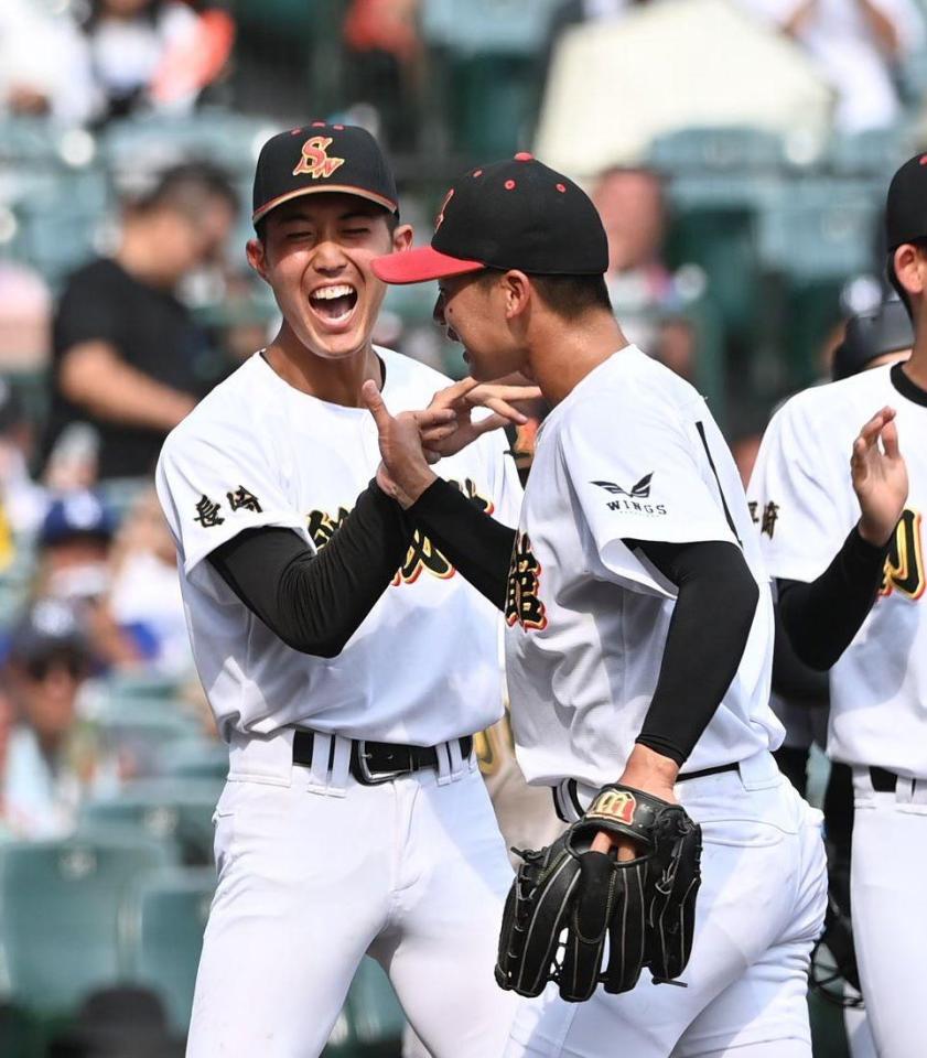 　神村学園に完封勝ちし、タッチを交わす創成館・奥田（左）と森下