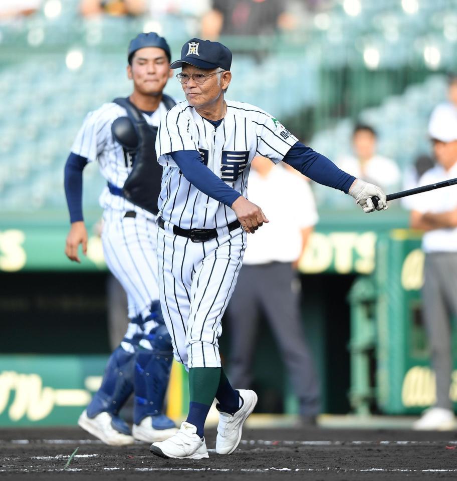 　試合前の練習でノックをする開星・野々村直通監督（撮影・開出牧）