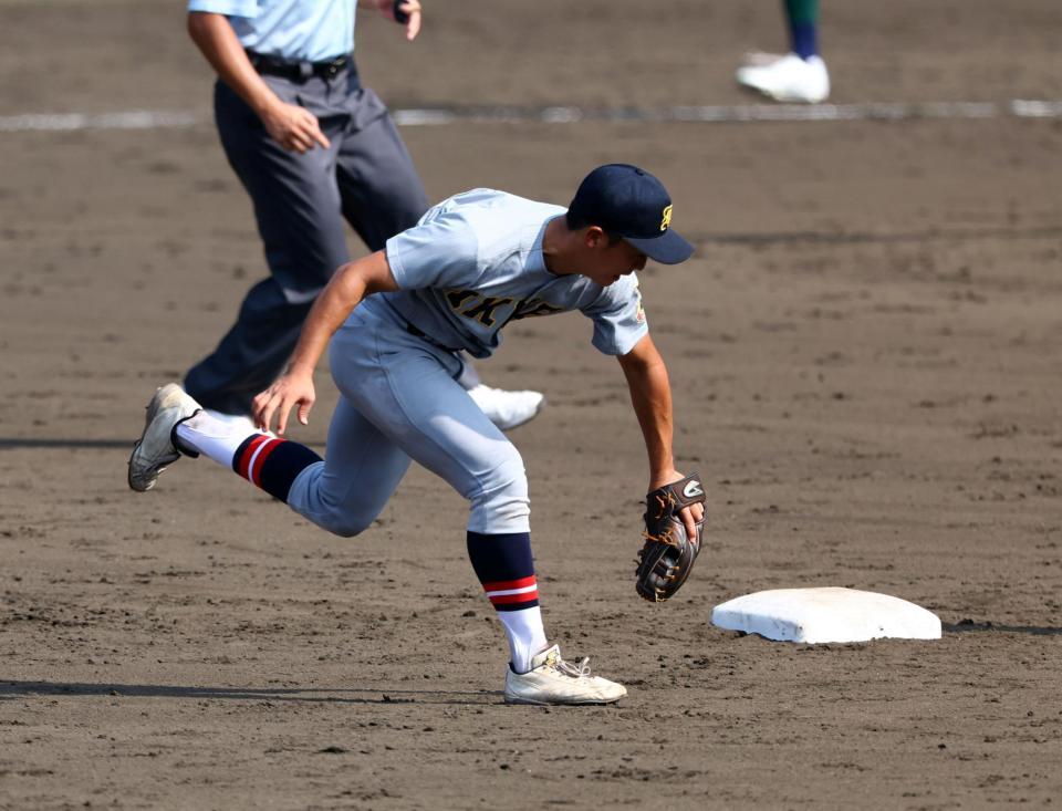 　５回、仙台育英・有本豪琉は開星・小村の打球を好捕し併殺を決める（撮影・山口登）