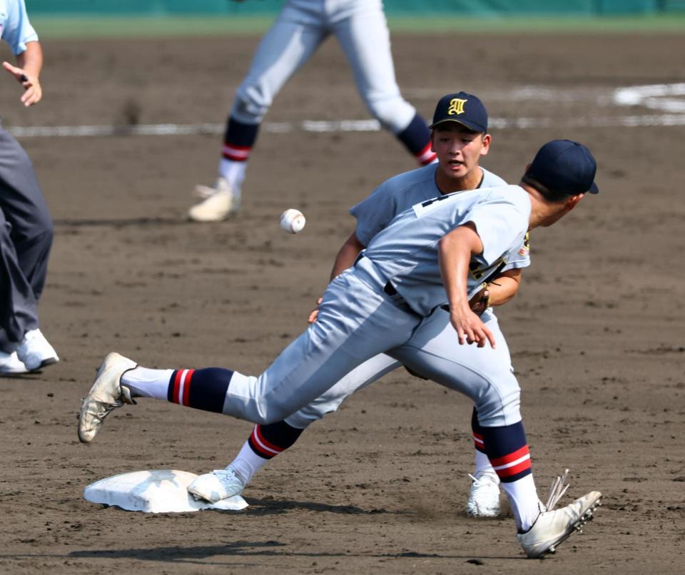 　５回、仙台育英・有本豪琉（手前）は開星・小村の打球を好捕し、ベースカバーの砂涼人にグラブトスし併殺を決める（撮影・山口登）