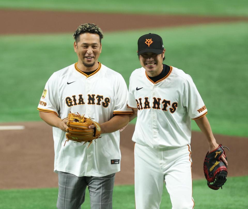 　巨人・亀井善行コーチと笑顔の中島宏之氏＝１３日