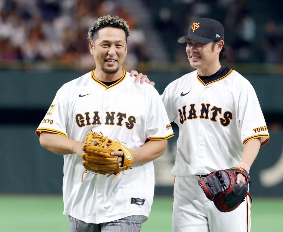 　捕手を務めた亀井コーチ（右）と笑顔を見せる中島宏之氏