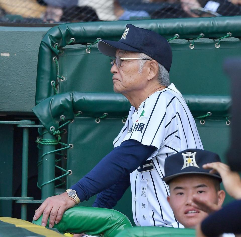 　ベンチで戦況を見守る開星・野々村直通監督（撮影・開出牧）