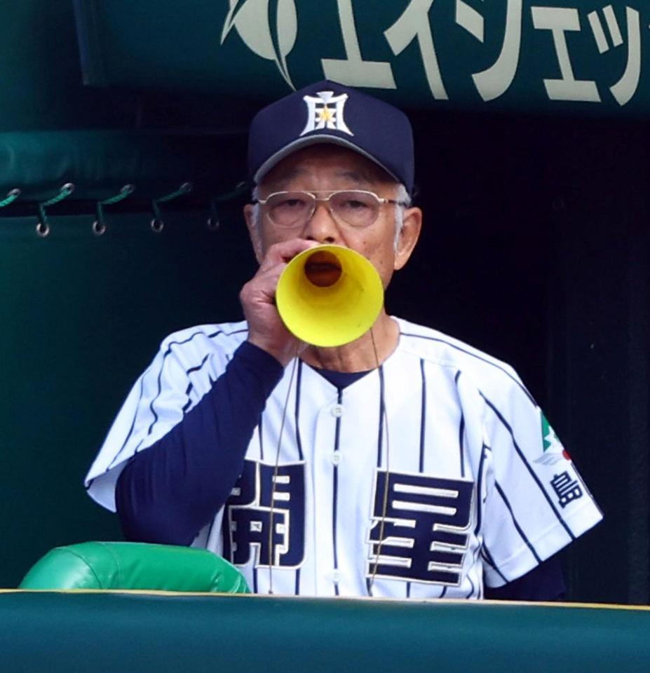 　ベンチから指示を出す開星・野々村直通監督（撮影・山口登）