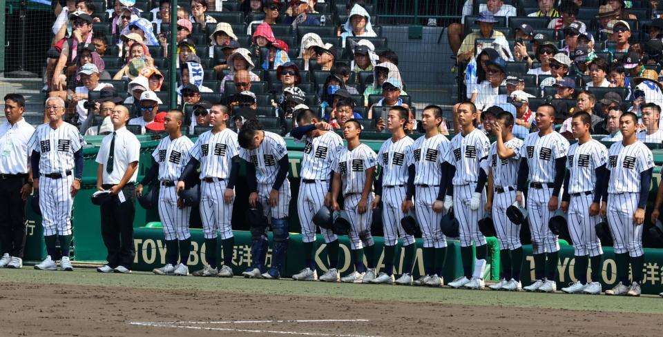 　仙台育英に敗れ、ベンチ前に整列する開星ナイン（撮影・山口登）
