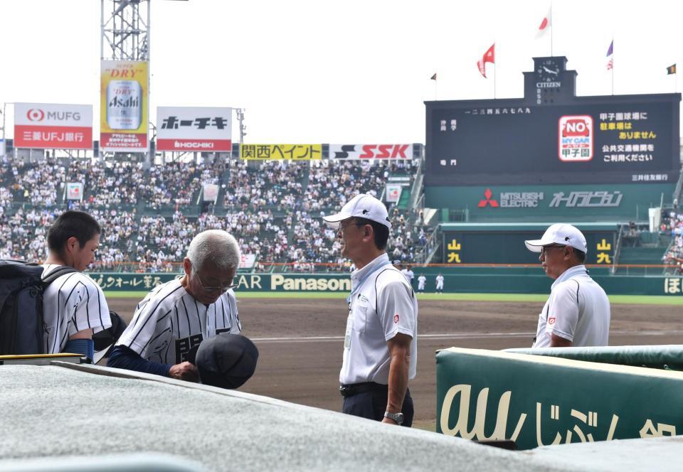 　仙台育英に敗れ、観客からの声援に頭を下げ、グラウンドを後にする開星・野々村直通監督（撮影・中田匡峻）