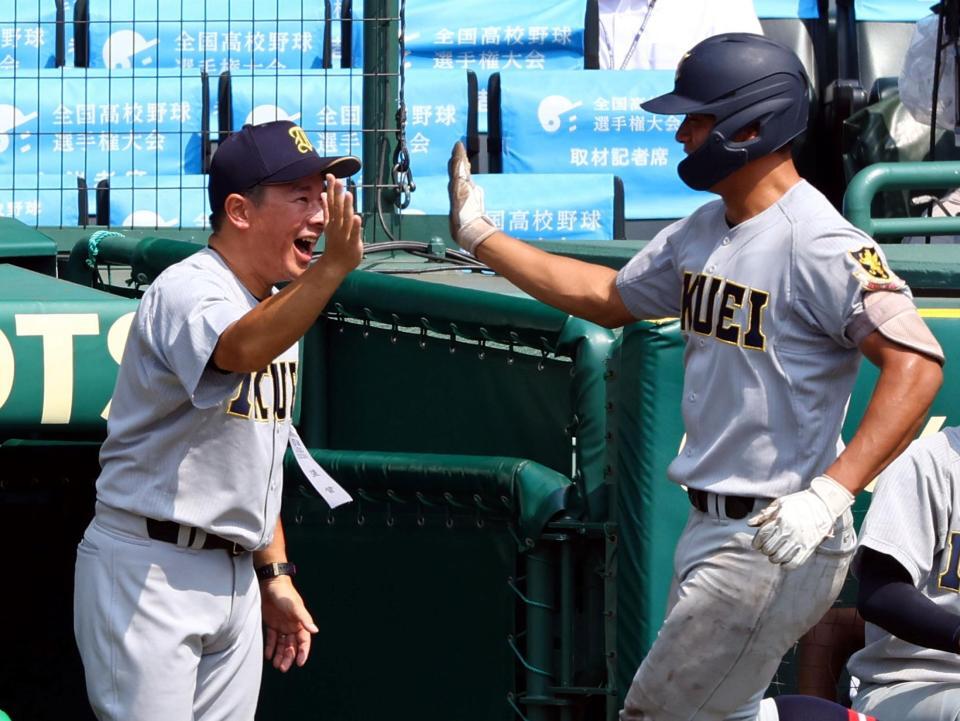 　８回、仙台育英・須江航監督（左）はソロを放った高田庵冬を迎える（撮影・山口登）