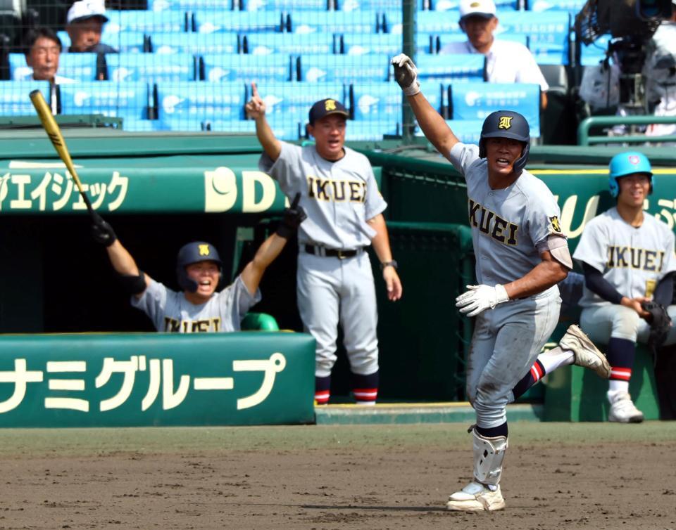 　８回、左越えにソロを放つ仙台育英・高田庵冬（撮影・山口登）