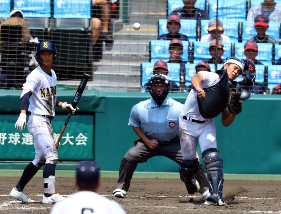 　５回、沖縄尚学・宜野座恵夢は盗塁を狙った一塁走者の鳴門・野田健心をアウトにする（撮影・山口登）