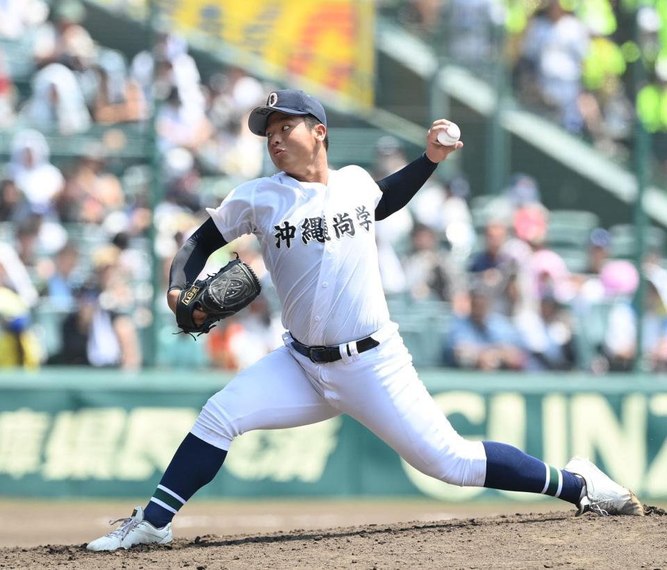 　２番手で力投する沖縄尚学・末吉良丞（撮影・西田忠信）