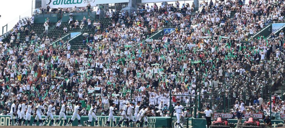 　鳴門に勝利し、歓喜に沸く沖縄尚学アルプス席（撮影・中田匡峻）