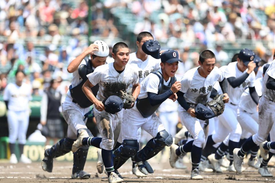 　鳴門に勝利し、駆け出す沖縄尚学ナイン（撮影・西田忠信）