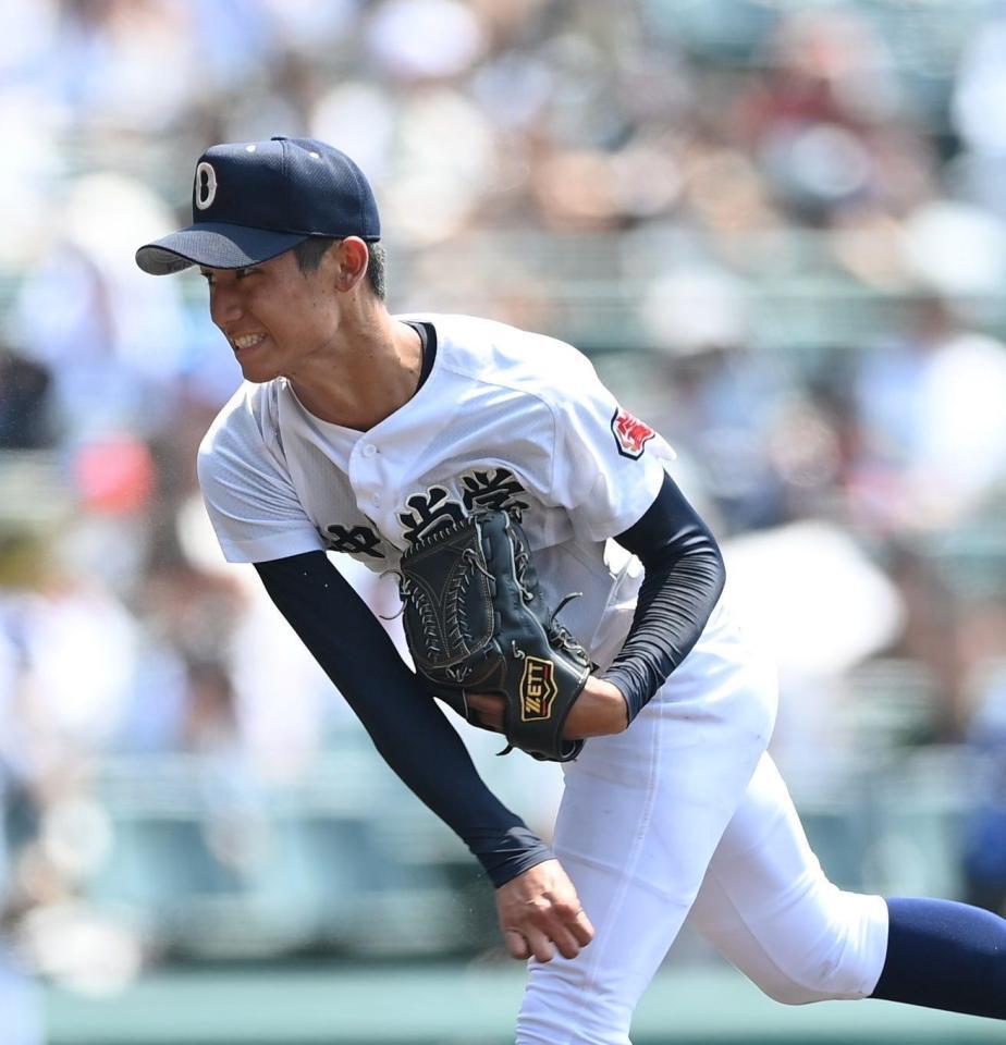 　力投する先発の沖縄尚学・新垣有絃（撮影・西田忠信）