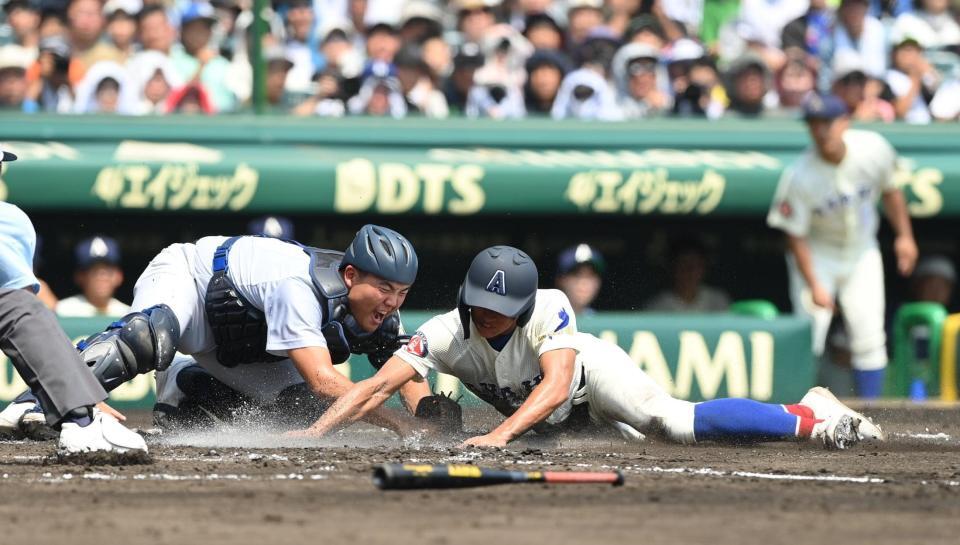 　１回、山本迅一郎の先制犠飛で生還する綾羽・北川陽聖（右）＝撮影・西田忠信