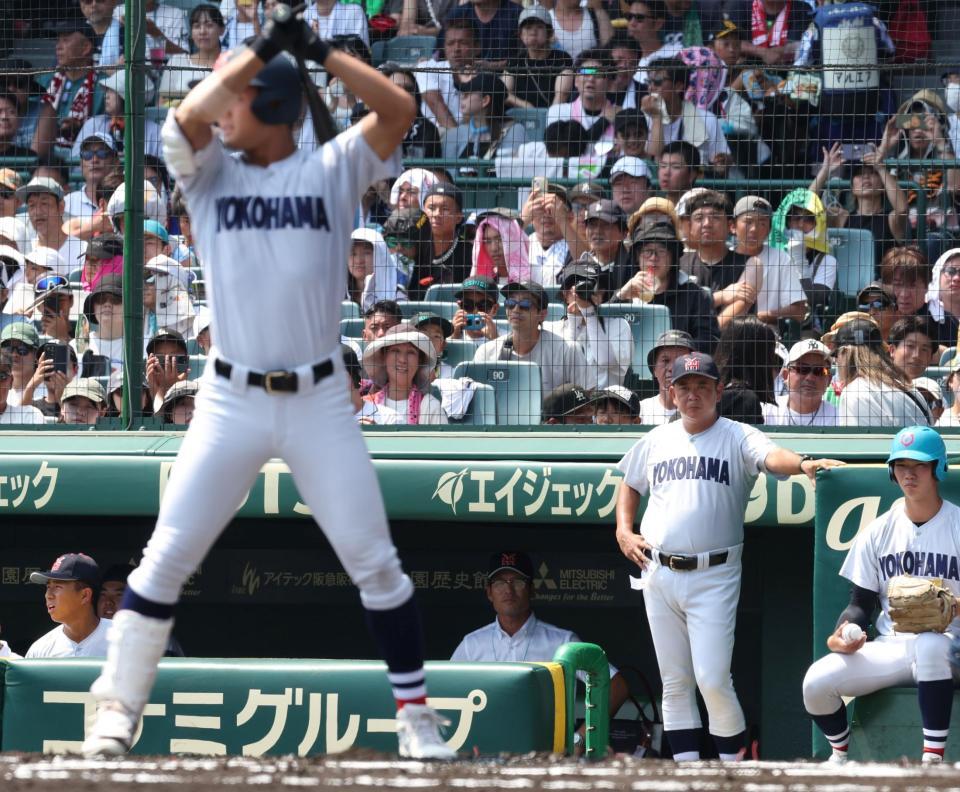 　１回、戦況を見守る横浜・村田浩明監督。手前は阿部葉太（撮影・中田匡峻）