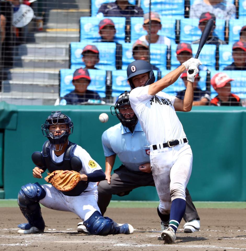 　９回、中前に２点適時打を放つ沖縄尚学・宜野座恵夢（撮影・山口登）