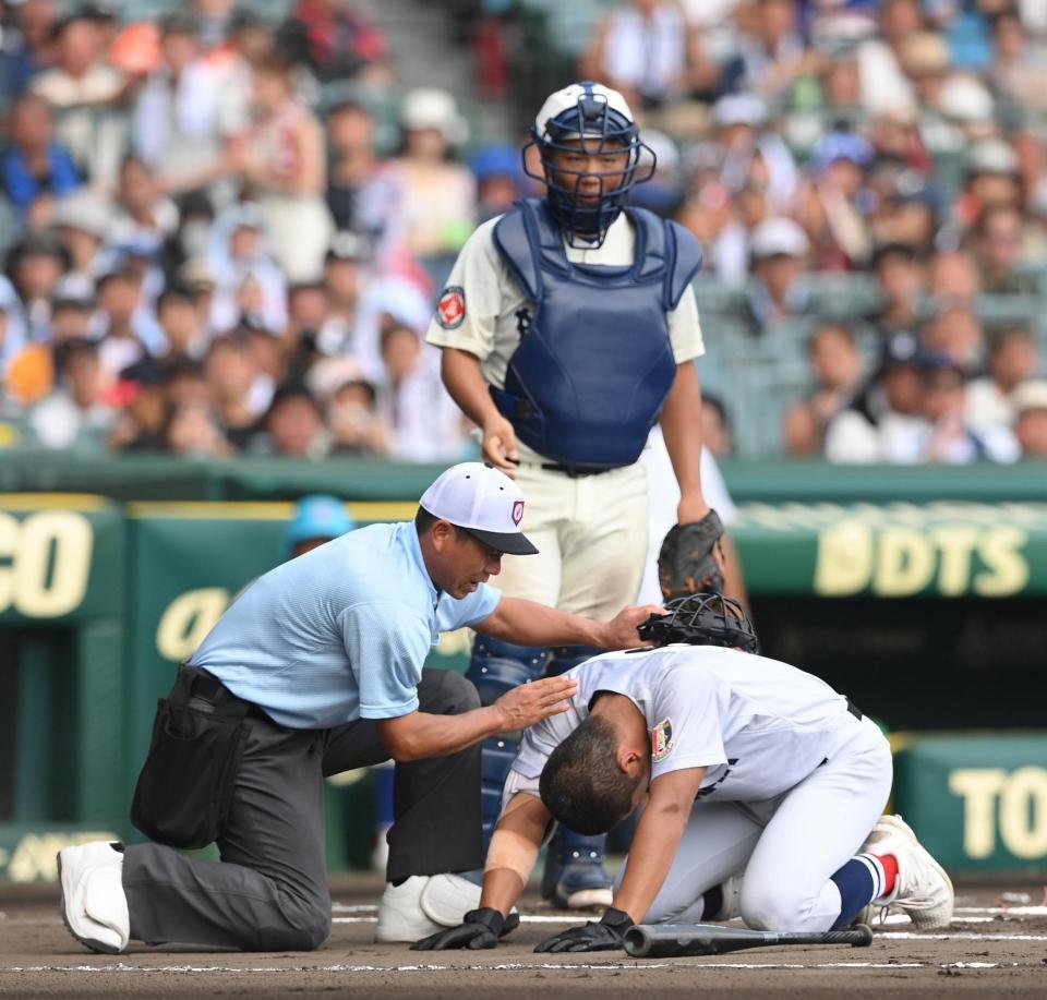 　６回、頭部死球を受け倒れ込む横浜・阿部葉太（撮影・西田忠信）