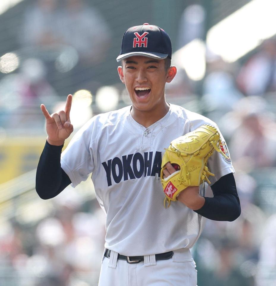 　７回、笑顔でナインに声をかける横浜・織田翔希（撮影・中田匡峻）