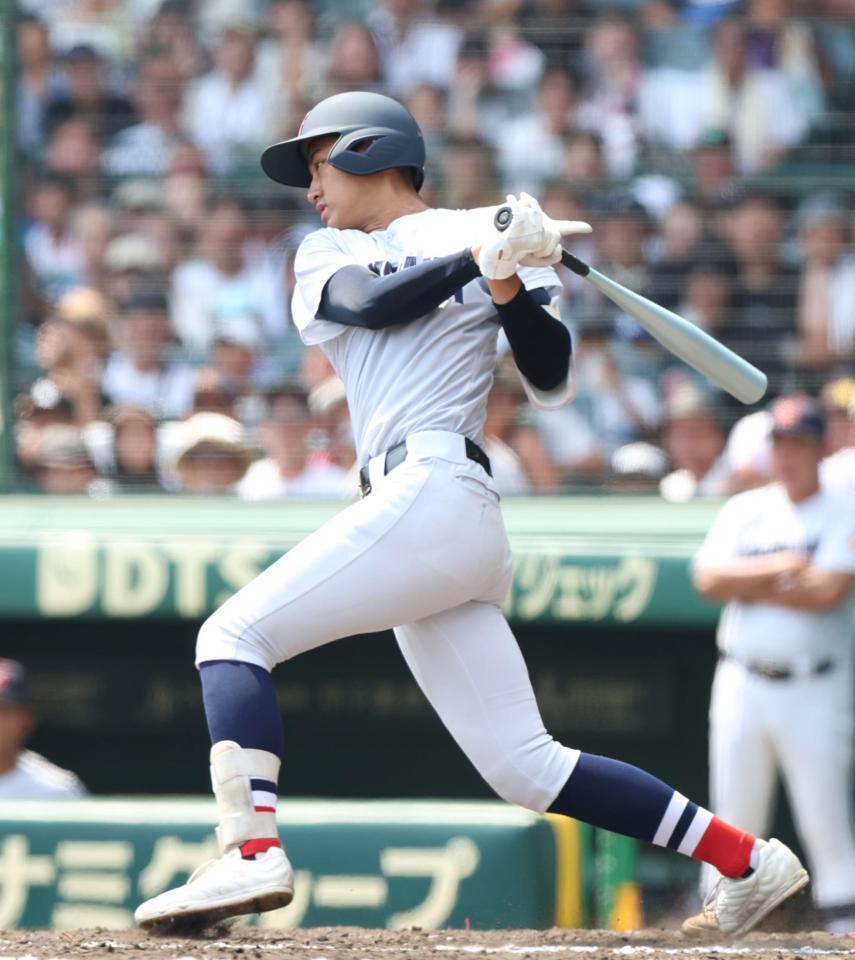 　５回、中前へ同点適時打を放つ横浜・織田翔希（撮影・中田匡峻）