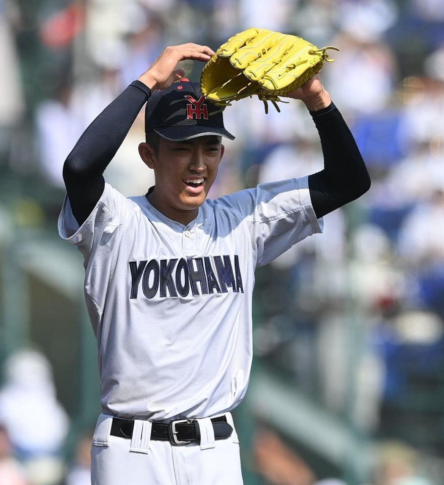 　７回、野手に合図を送る横浜・織田翔希（撮影・西田忠信）