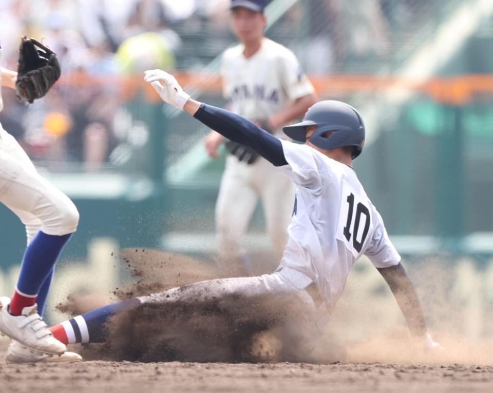 　５回、二盗を決める横浜・織田翔希（撮影・中田匡峻）