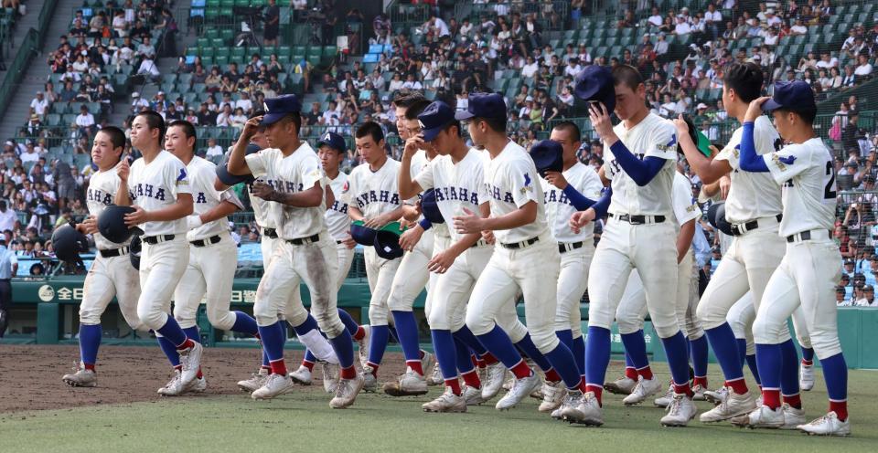　横浜に敗れた綾羽ナイン（撮影・中田匡峻）