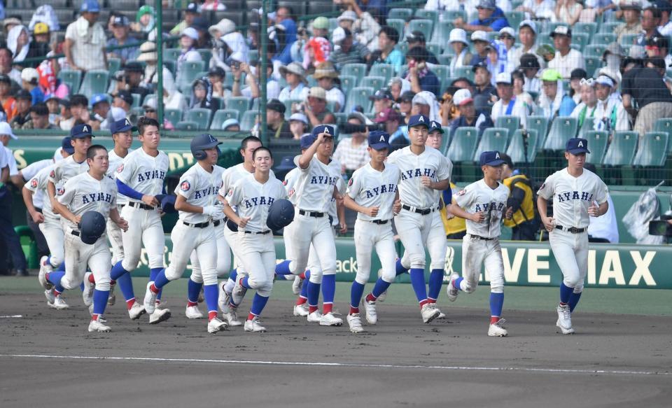 　横浜に敗れスタンドへ向かう綾羽ナイン（撮影・開出牧）