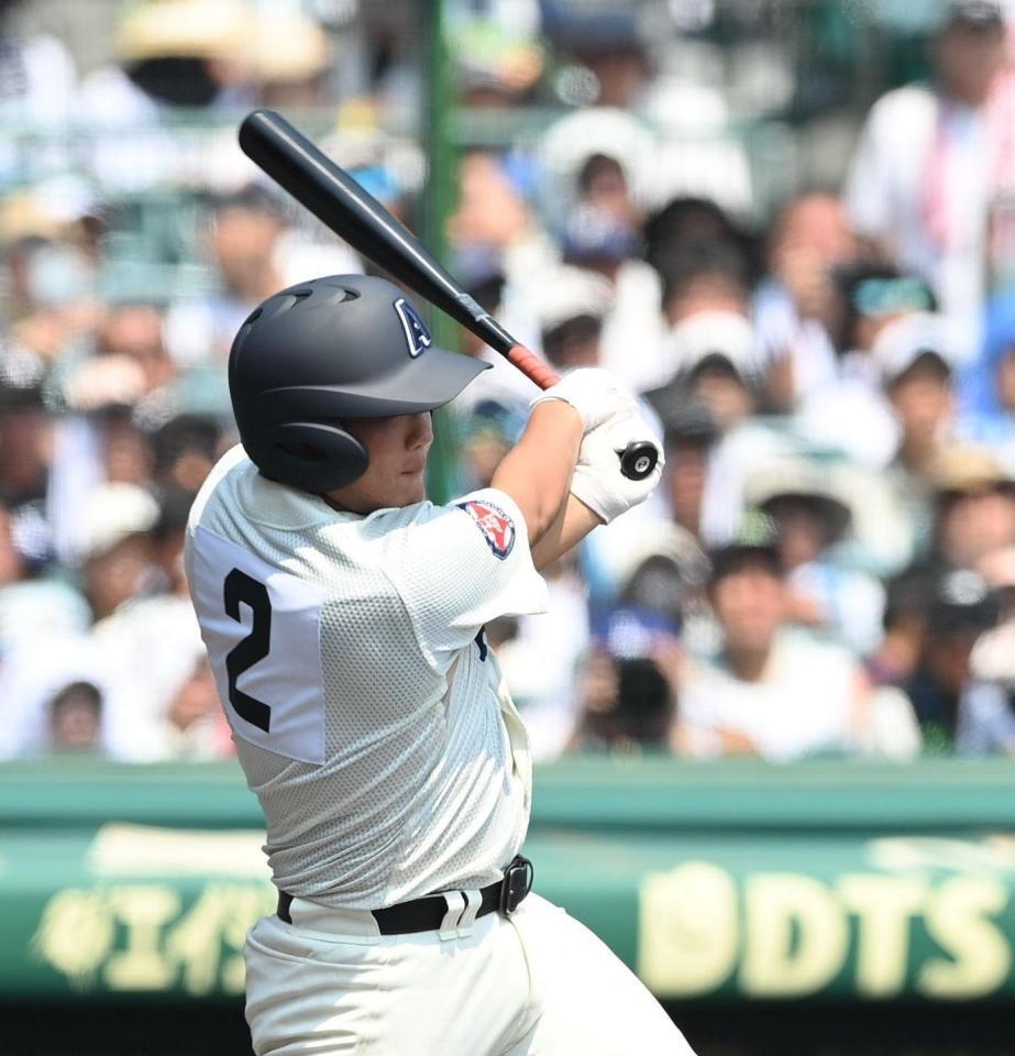 　１回、先制犠飛を放つ綾羽・山本迅一郎（撮影・西田忠信）