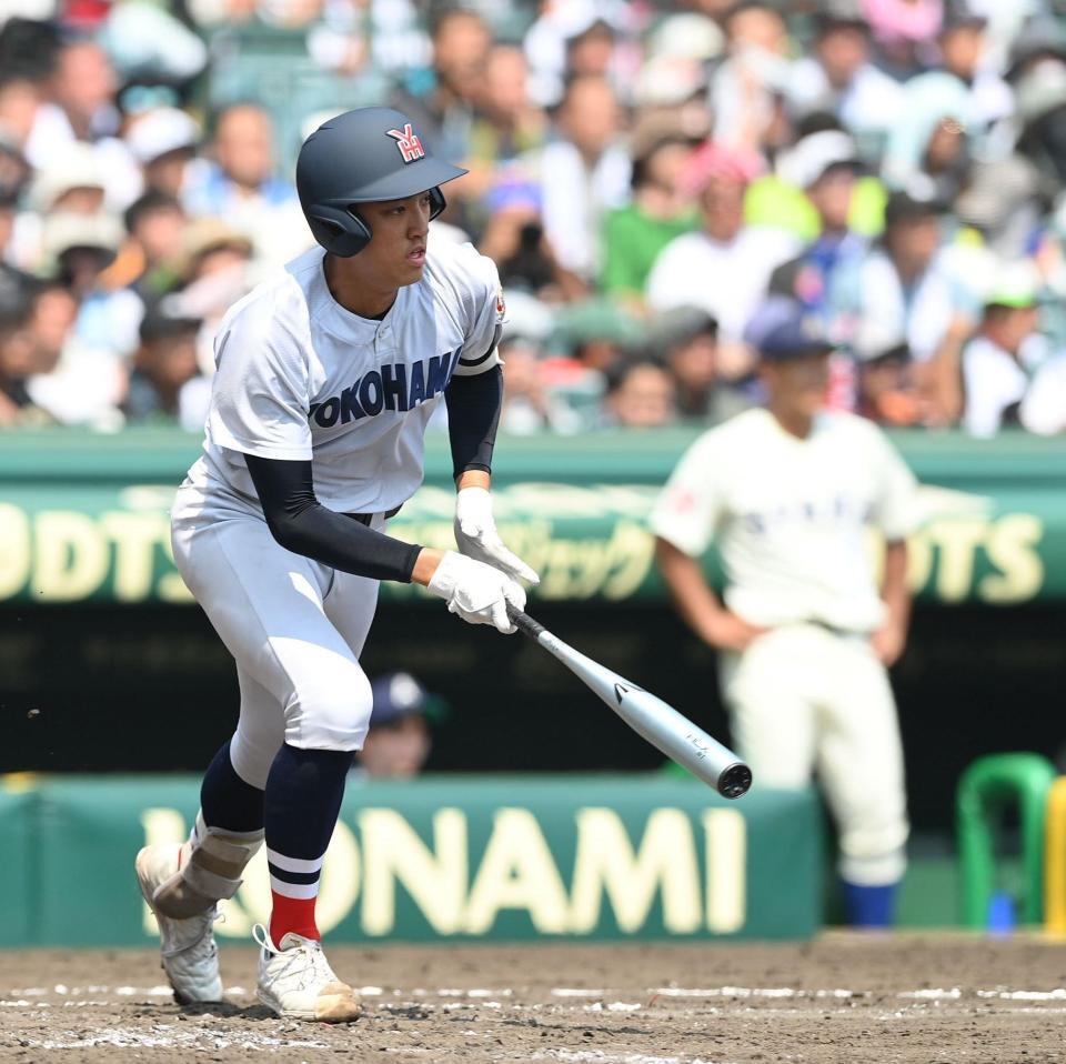 　５回、同点打を放つ横浜・織田翔希（撮影・西田忠信）