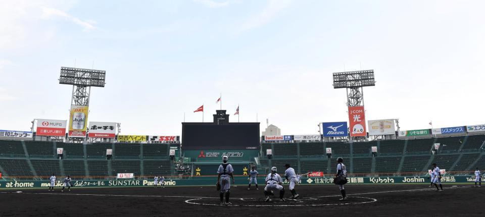　ノックを受ける津田学園ナイン（撮影・中田匡峻）