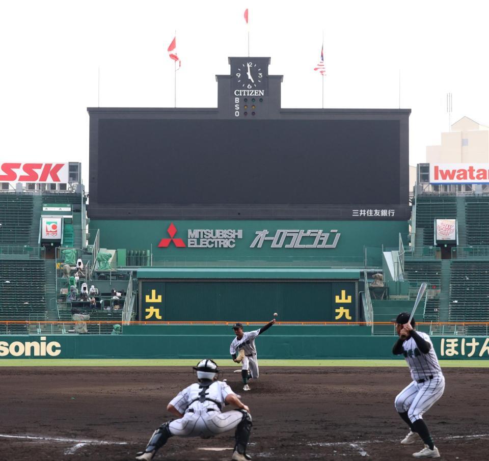 　マウンドで投球練習を行う津田学園・桑山皓太朗（撮影・中田匡峻）